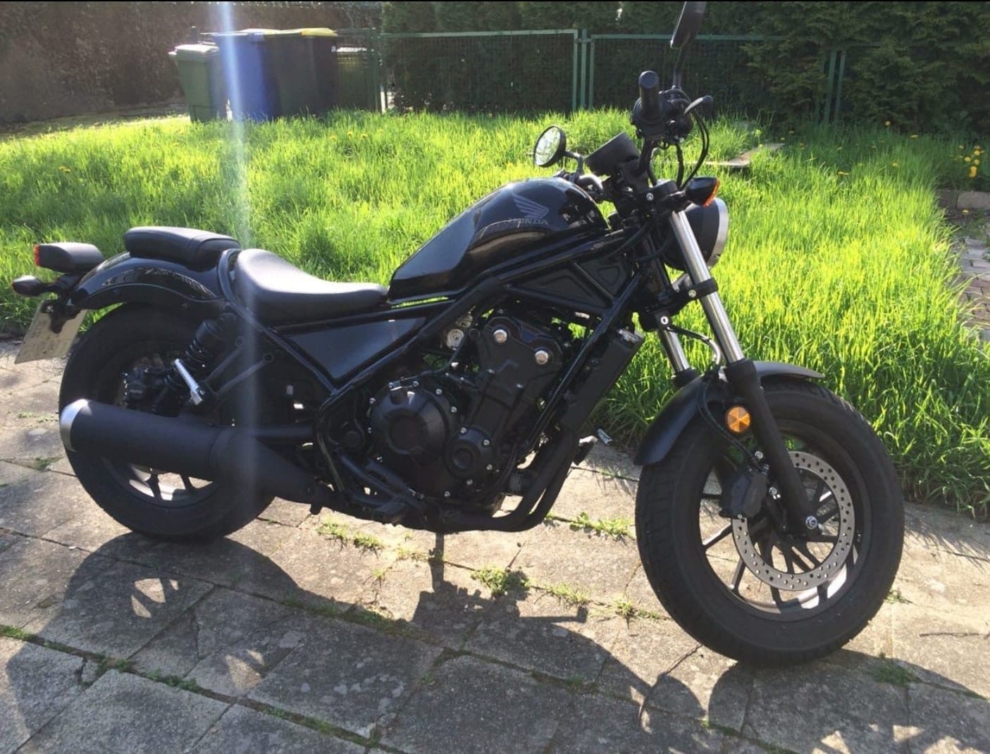 Schwarzes Motorrad der Fahrschule auf dem Rasen — Führerscheinklasse A2